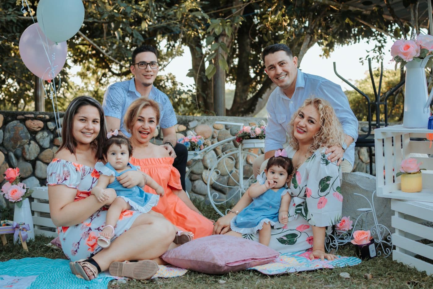 Una familia del Distrito Central reunida y sonriente