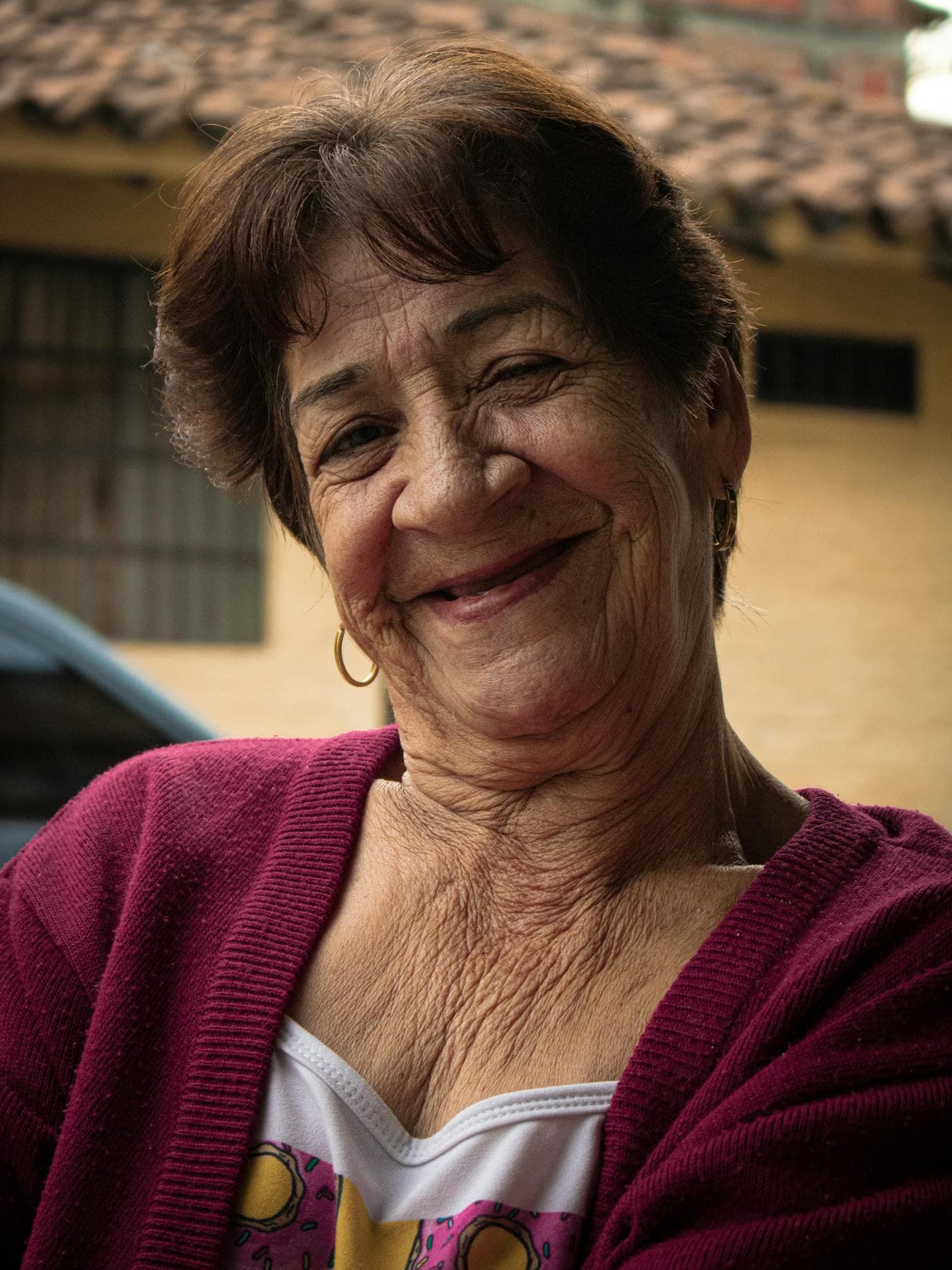 Vecina de la capital sonriendo